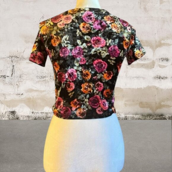 Forever 21 Women's Black with Pink Floral Fitted Crop Blouse Size Small - Picture 3 of 4